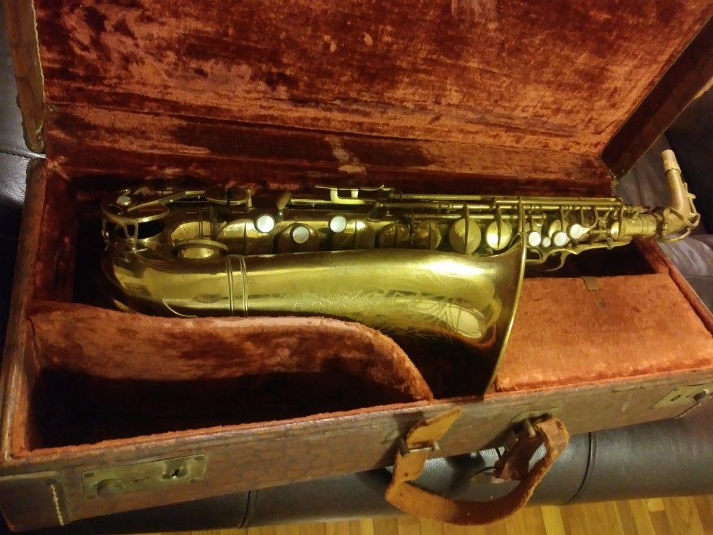 Saxophone saxophone saxophone