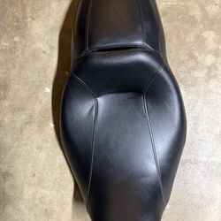 Harley Davidson Touring Seat (LIKE NEW OEM) $100fcfs