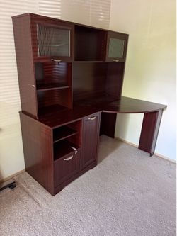 Corner desk with hitch