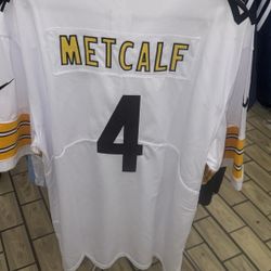 Size L.       Nike Pittsburgh Steelers Metcalf #4 NFL Jersey White L Football Fan Apparel