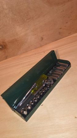 Socket Wrench Set with Metal Storage Case