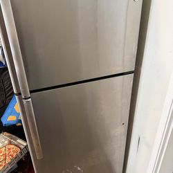 GE Fridge with ice maker