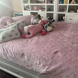Full size bedspread, light pink with hearts