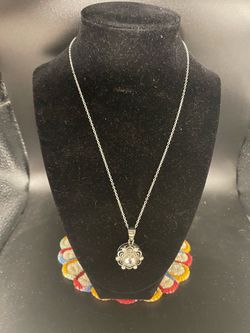 Interchangeable Silver-Tone Pendant Necklace (Costume Jewelry)