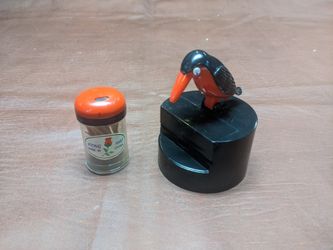 Bird toothpick dispenser