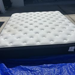 King Pillow top 15 inch high  Sapphire Marquis Artic has cooling tech in perfect like new condition   Pet free smoke free home  Had mattress protectio