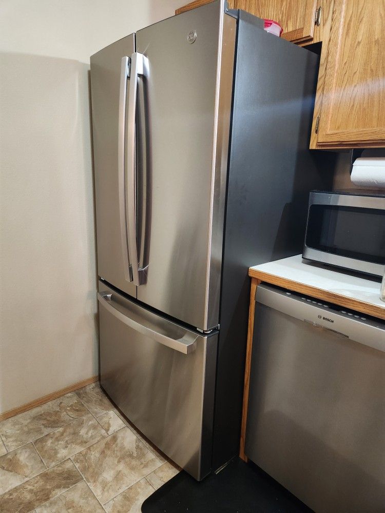 GE Refrigerator 27 CuFt - Brand New (Pending)