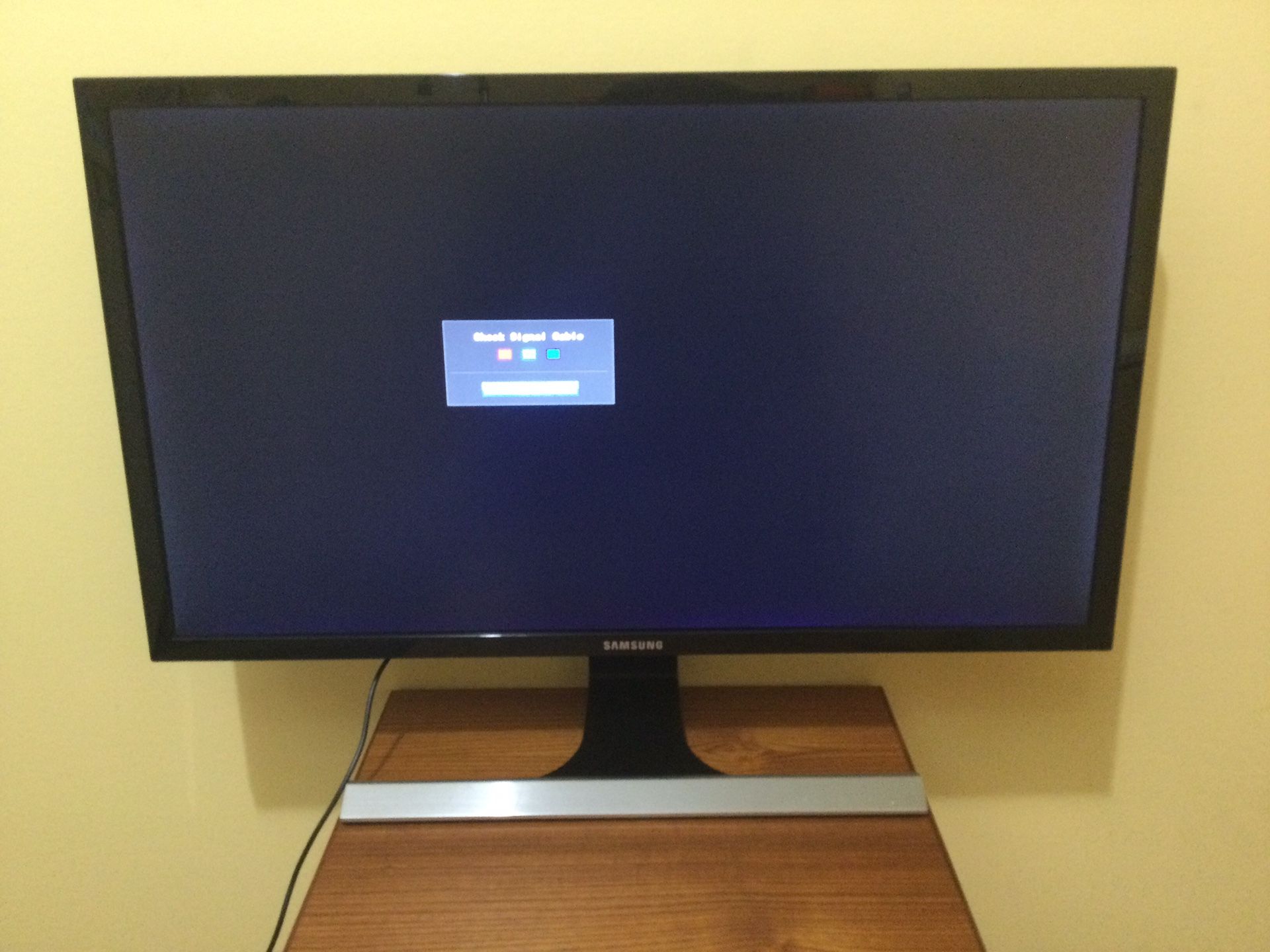 SAMSUNG Monitor U28E590D 28” Inch 4K UHD Widescreen Display Port HDMI