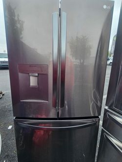 LG Black stainless steel refrigerator/3 months of warranty and free local delivery