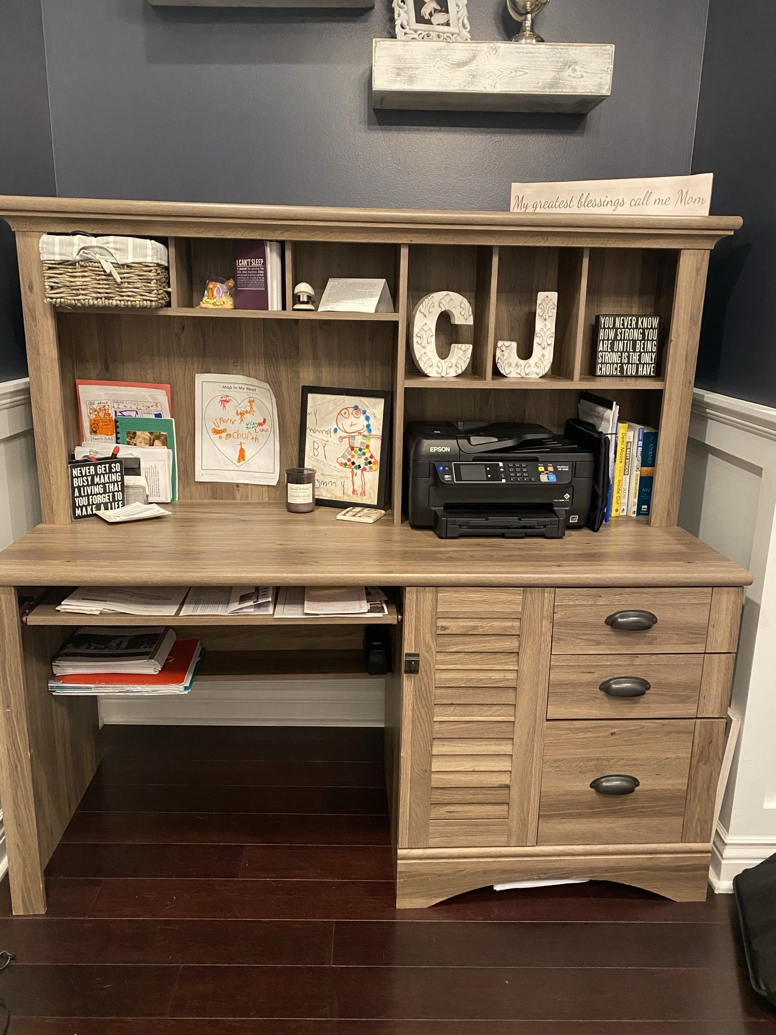 Beautiful Sauder desk w/ Hutch 