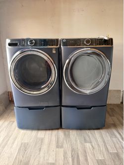 GE washer and dryer laundry set