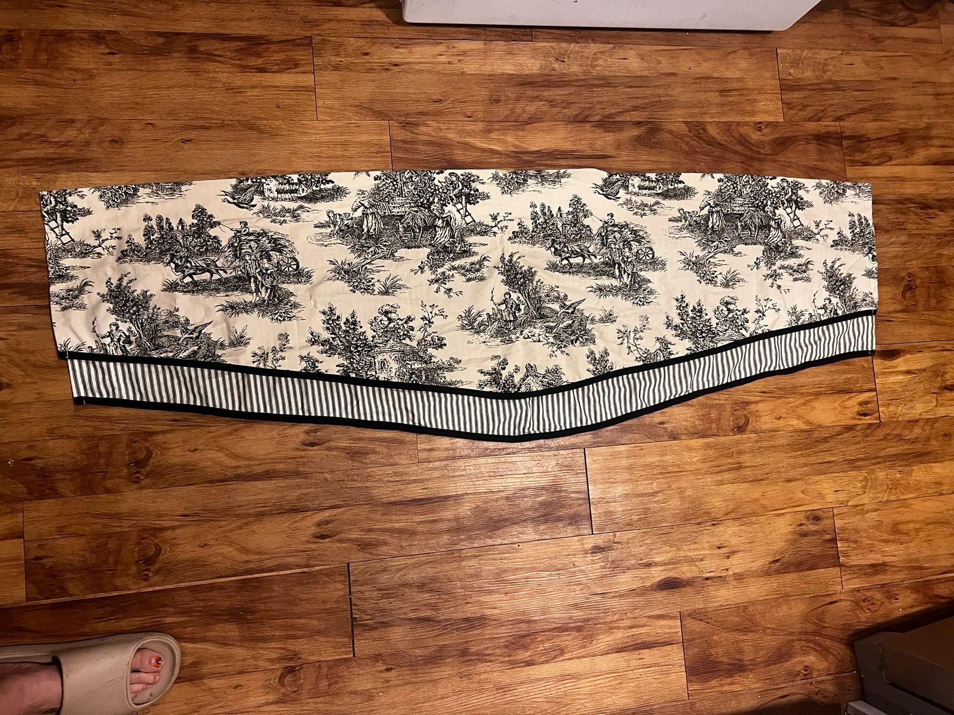 Waverly Garden Room Double Layer Ascot Valance Wellington Toile Black