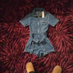 Urban Outfitters  Woman Size Small