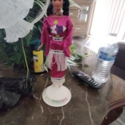 Vintage BARBIE NATIVE AMERICAN DOLL 1995. Doll appears to have been a display doll or very gently played with. She has her original jewelry. I salvage