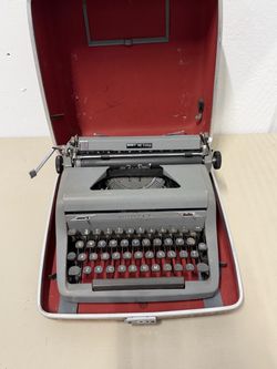 Vintage 1949 ROYAL Quiet De Luxe Typewriter In Retro Case For Parts/Repairs sold AS iS. Why? Minimal testing was performed. Some keys are sticking com