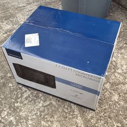 Insignia 1.1 CU countertop microwave