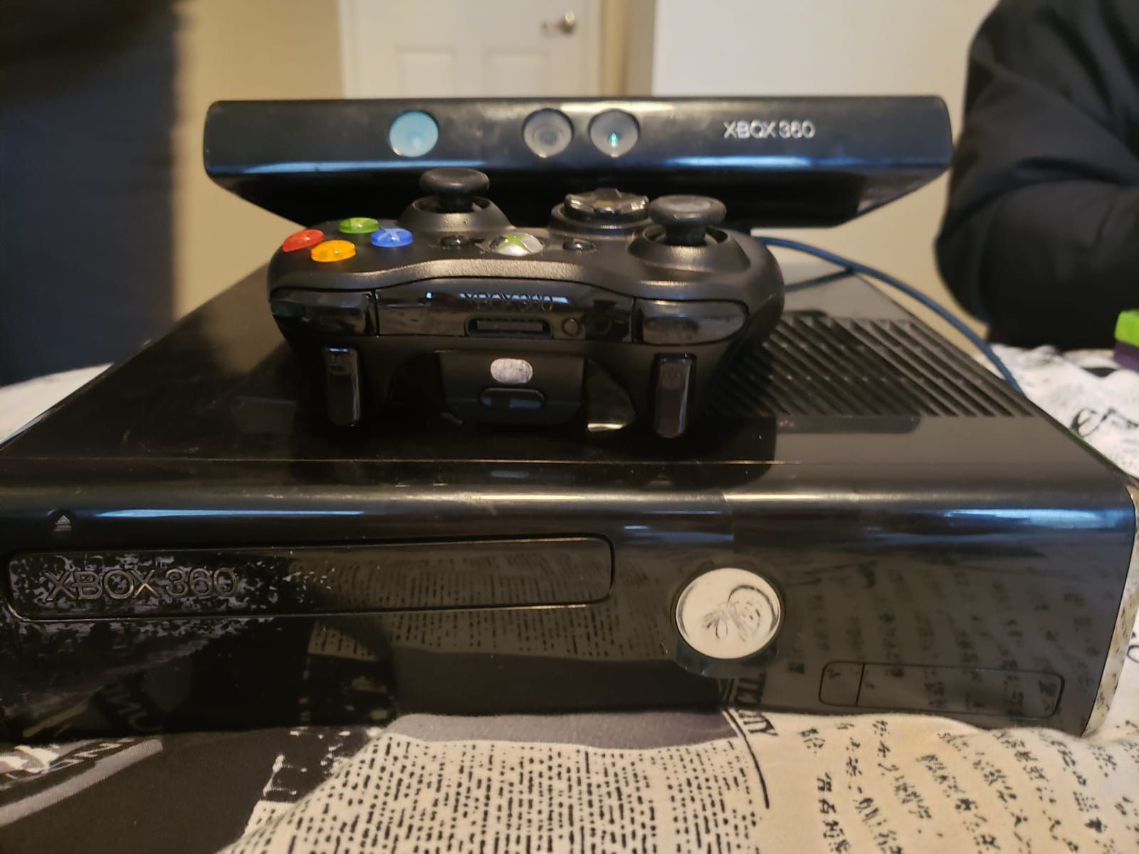 Xbox 360 kinect with 2 controllers and games
