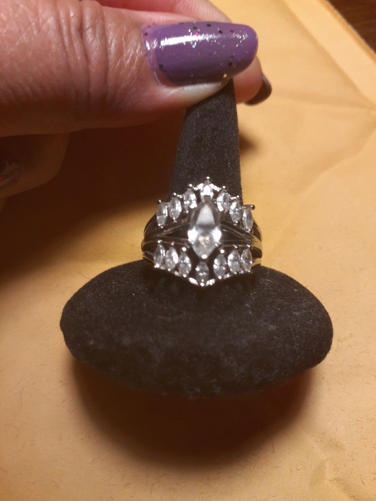 Stunning Ladies Banquette Wedding Ring,  Size 8.❤