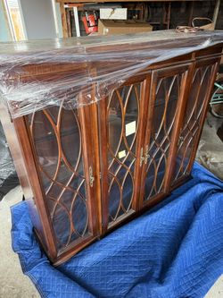 Vintage breakfront china cabinet Excellent Condition