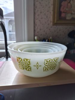 This ls a 4p Bowls set. Beautiful but old. The set skill in Perfect shape. This is a Fire King  Jadeite.  Bowls is like new. Milk Glass with White and