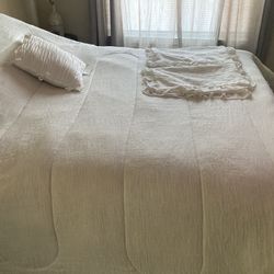 White Queen bed Spread. Only Had It For A Couple Of Days It Didn’t Match My Decor.