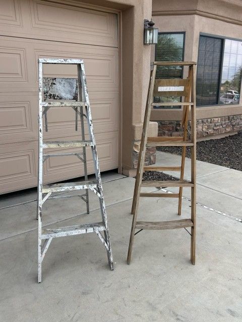 1 Wood 5ft Ladder 