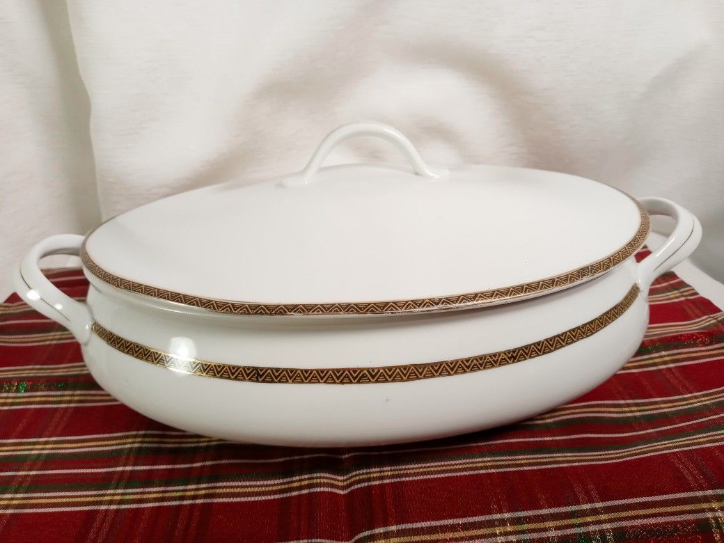 Vintage TK Thun Czechoslovakia Oval Covered Vegetable Dish - Pattern Gold Black