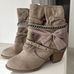 Pop Treasure Beige Faux Leather Booties Size 6