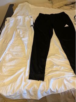 2 pants for men size Large take both for $50 hablo español.