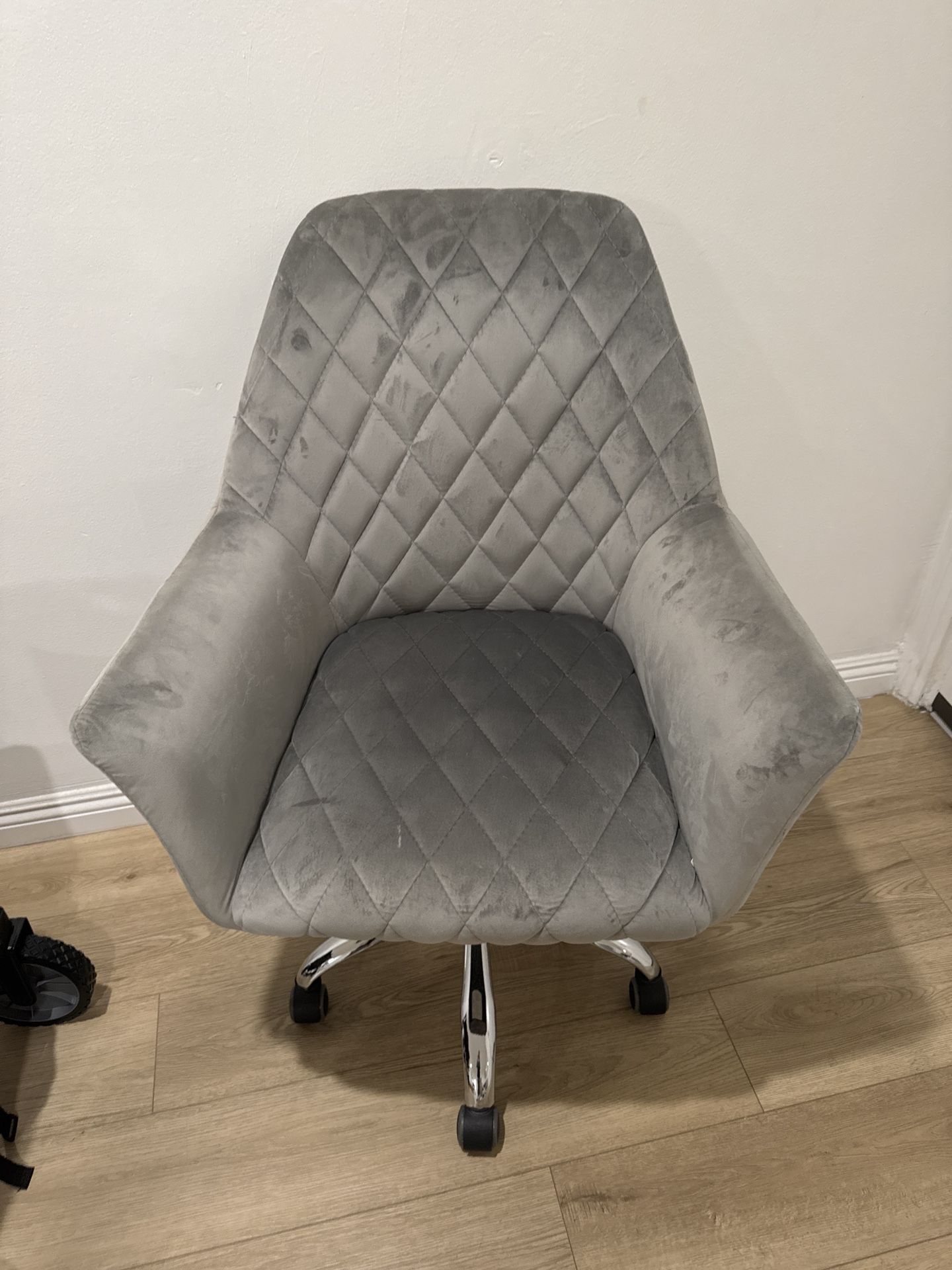 Modern Grey Velvet Office Chair – Adjustable & Swivel