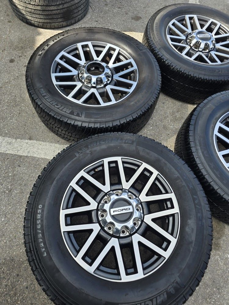 Set Rims F250 F350 One Rim Have Curve