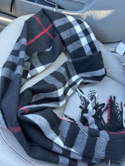 Authentic Burberry scarf 🧣 100% cashmere