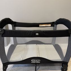 Graco Pac-n-Play w/change bed/table 
