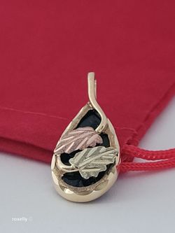 10K Black Hills, Yellow and Rose Gold Leaves and Onyx Teardrop Pendant, Solid Gold/ Dije de Oro Black Hills con Hojas! 👌🎁 Post Tags: 10k 14k