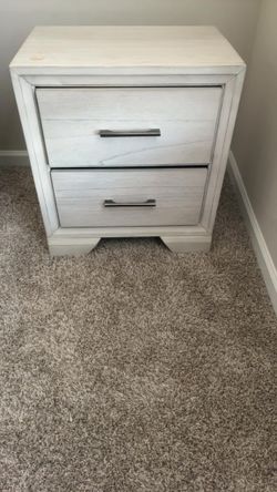 Queen size bed whit mattress gray