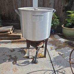 Huge Brinkman Pot with Strainer And Burner