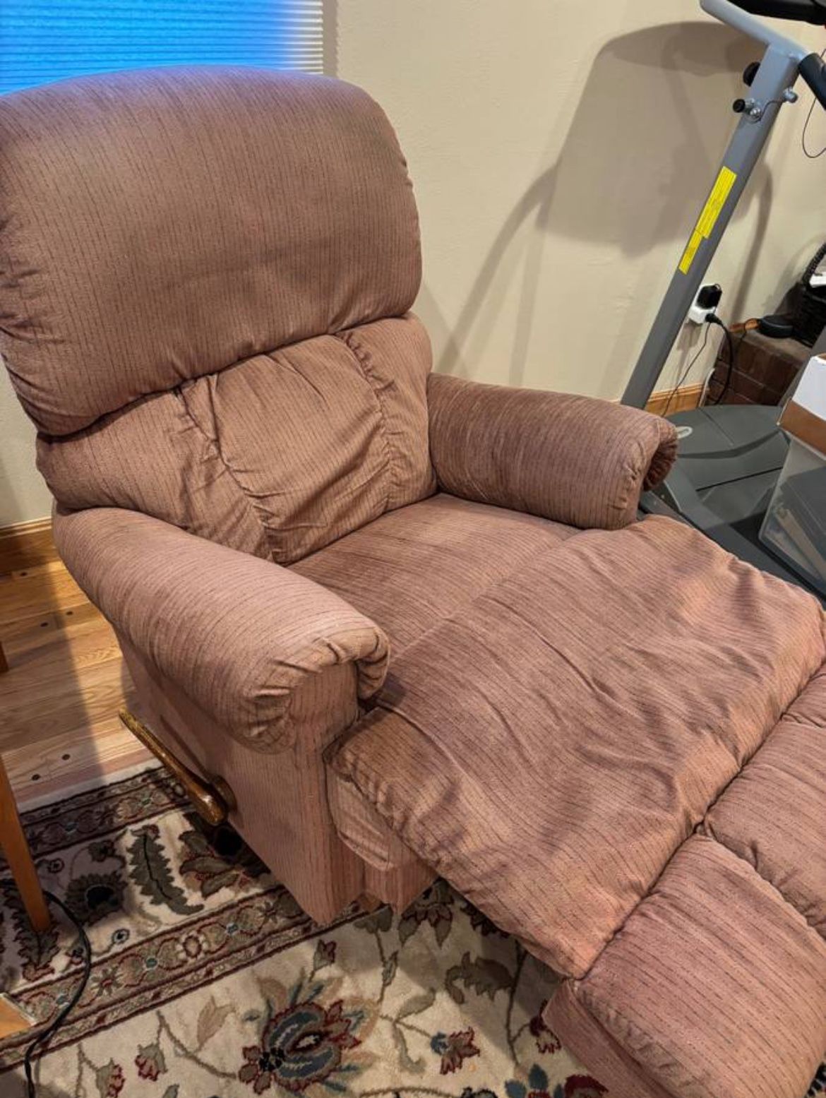 Brown Recliner Chair – Comfortable & Clean