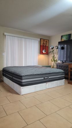 VERY NICE LIKE NEW KING SIZE BEAUTYREST BLACK MATTRESS AND BOXSPRINGS FOR SALE! IN GREAT CONDITION, FREE DELIVERY