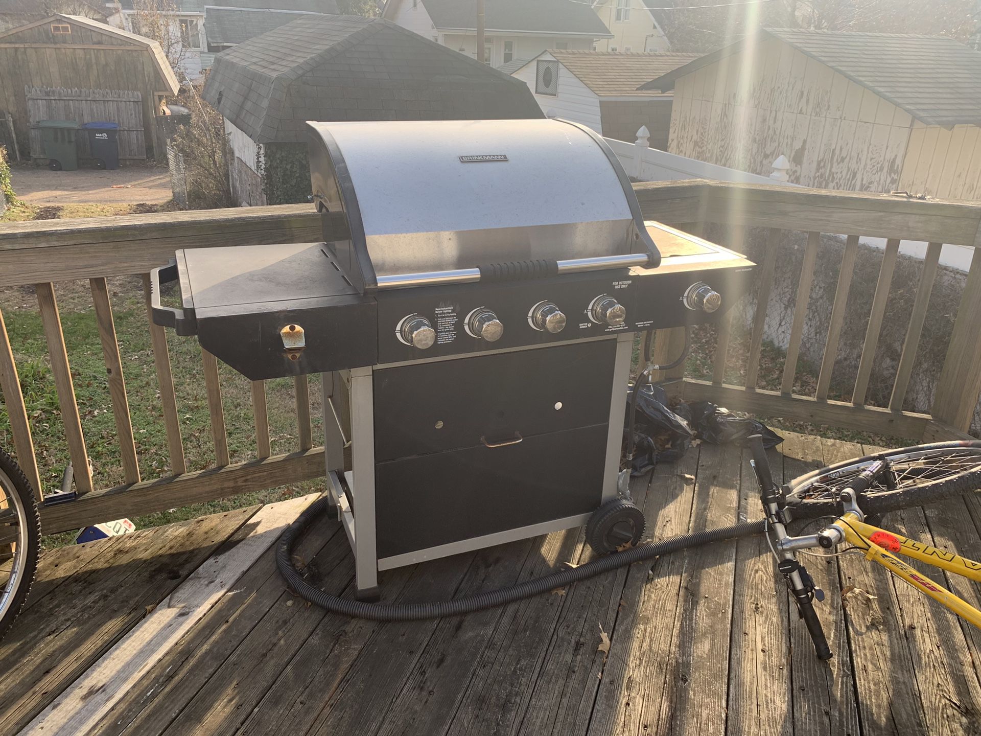 BBQ. Works fine. Does not come with propane tank.