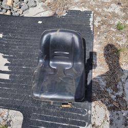 ((READ AD))((SEAT Cubcadet Zeroturn)) Zeroturn 