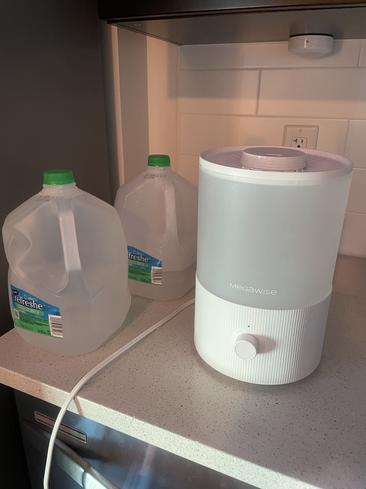 Cool mist humidifier w/ alternating 7 color light