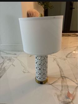 Table lamp with usb