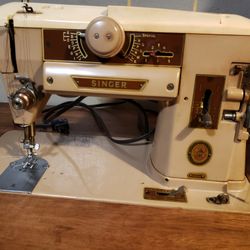 Singer Slant-o-matic 401  Vintage 1980's