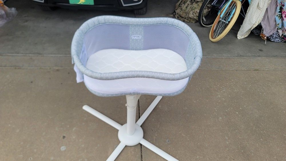 HALO BassiNest Swivel Sleeper