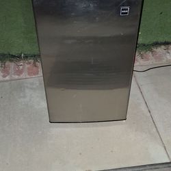RCA 2.6 Cu Ft , Single Door Mini Fridge