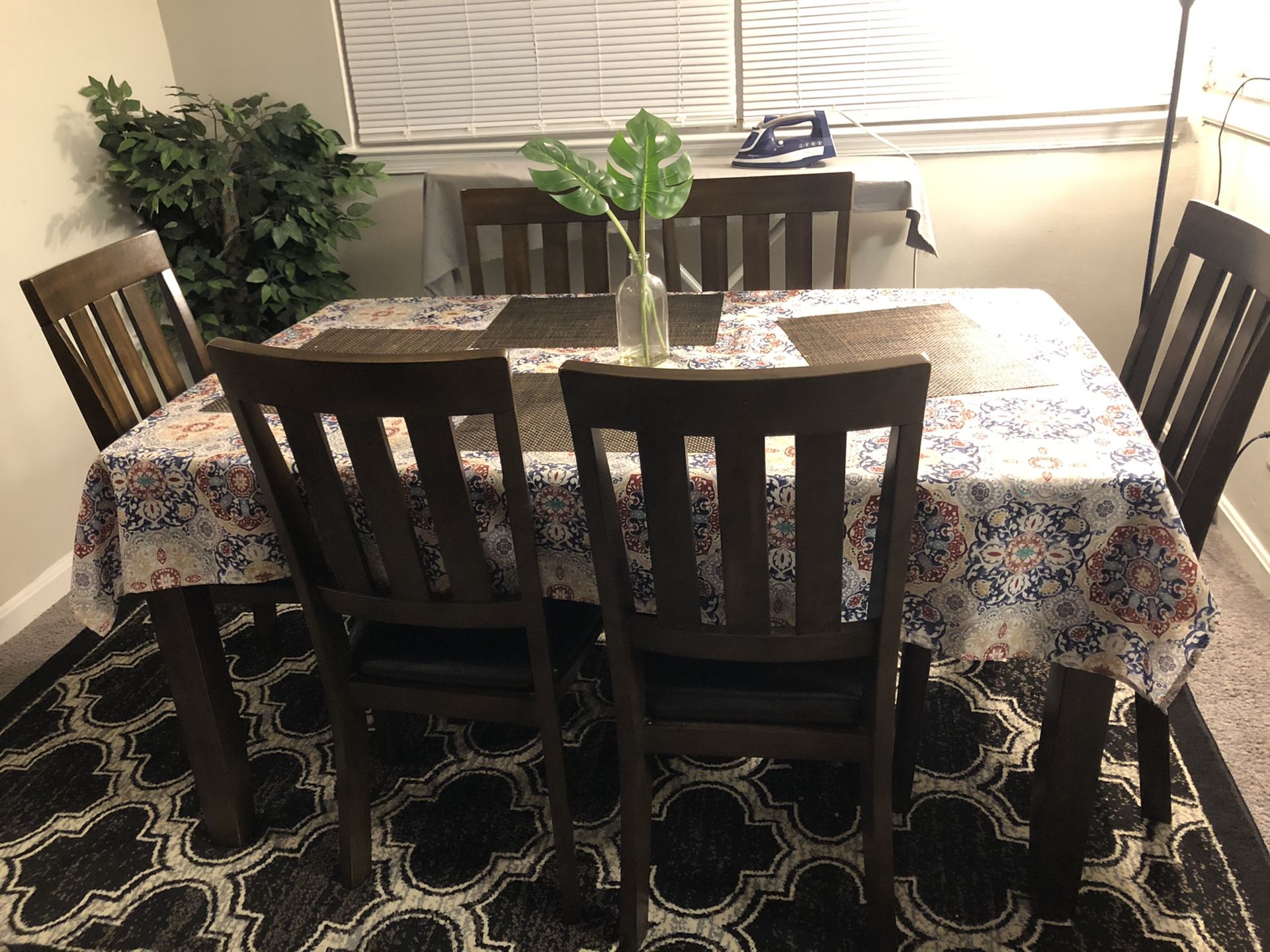 Dining table set (table cover and table mats included)