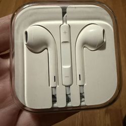 Genuine OEM  3.5mm Jack Apple iPhone Wired Earpods In Case. New
