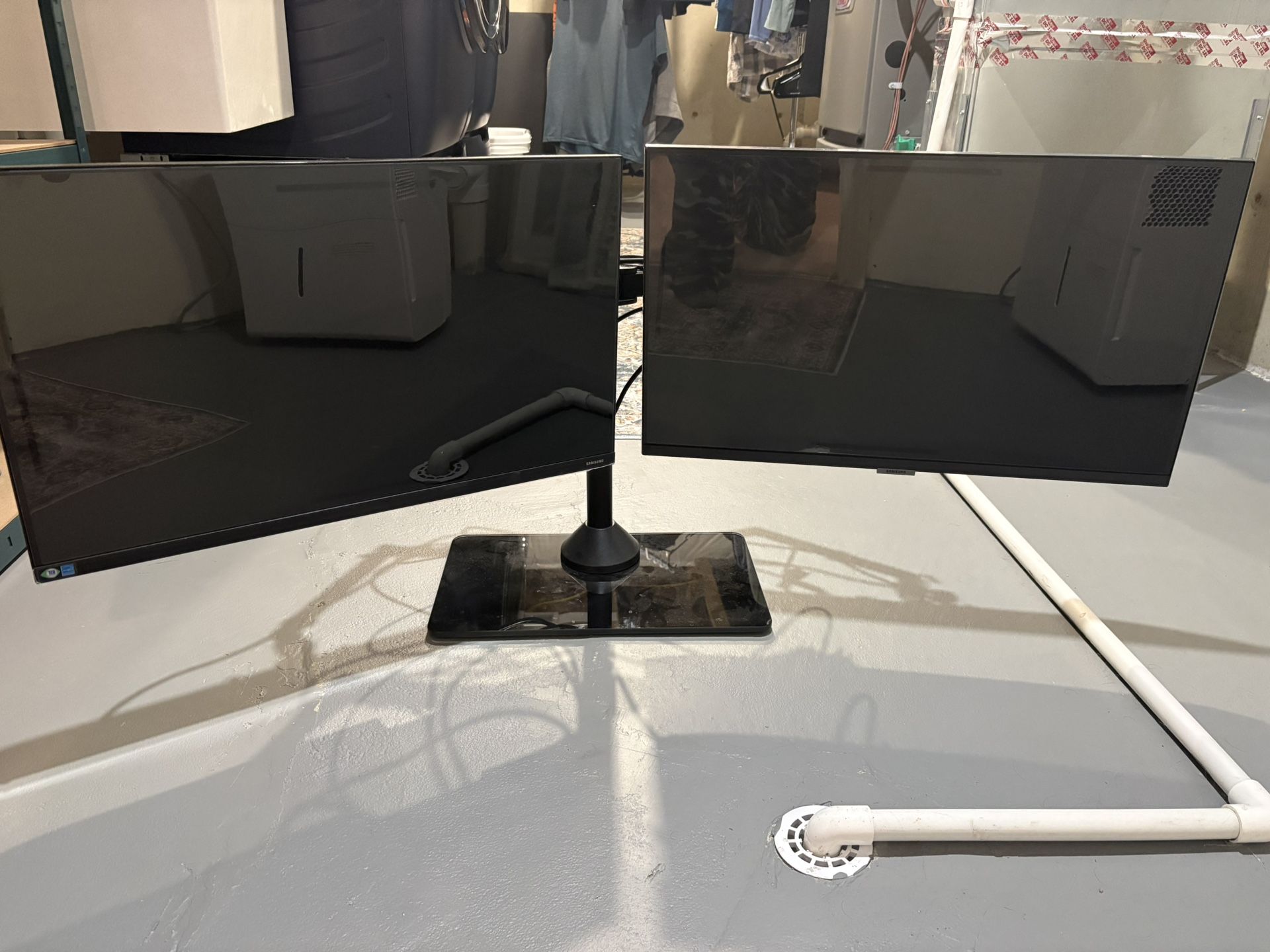 2 - 27” Flat Screen Samsung Monitors Porfessional  