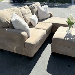 🛋️ FOR SALE: Stylish Medium L-Shaped Sectional with Ottoman – Suede Comfort! 🛋️