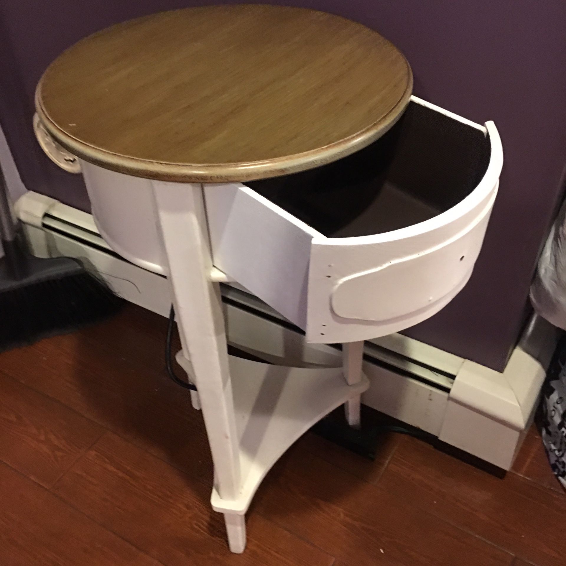 End table or corner table